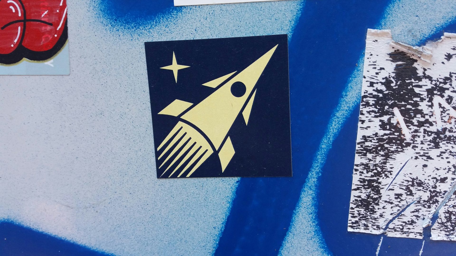 ein Bild eines Space Shuttles an einer Wand