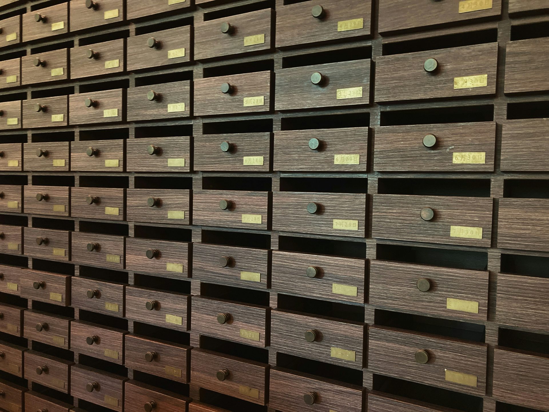 Eine Wand voller Schubladen in einem Zimmer