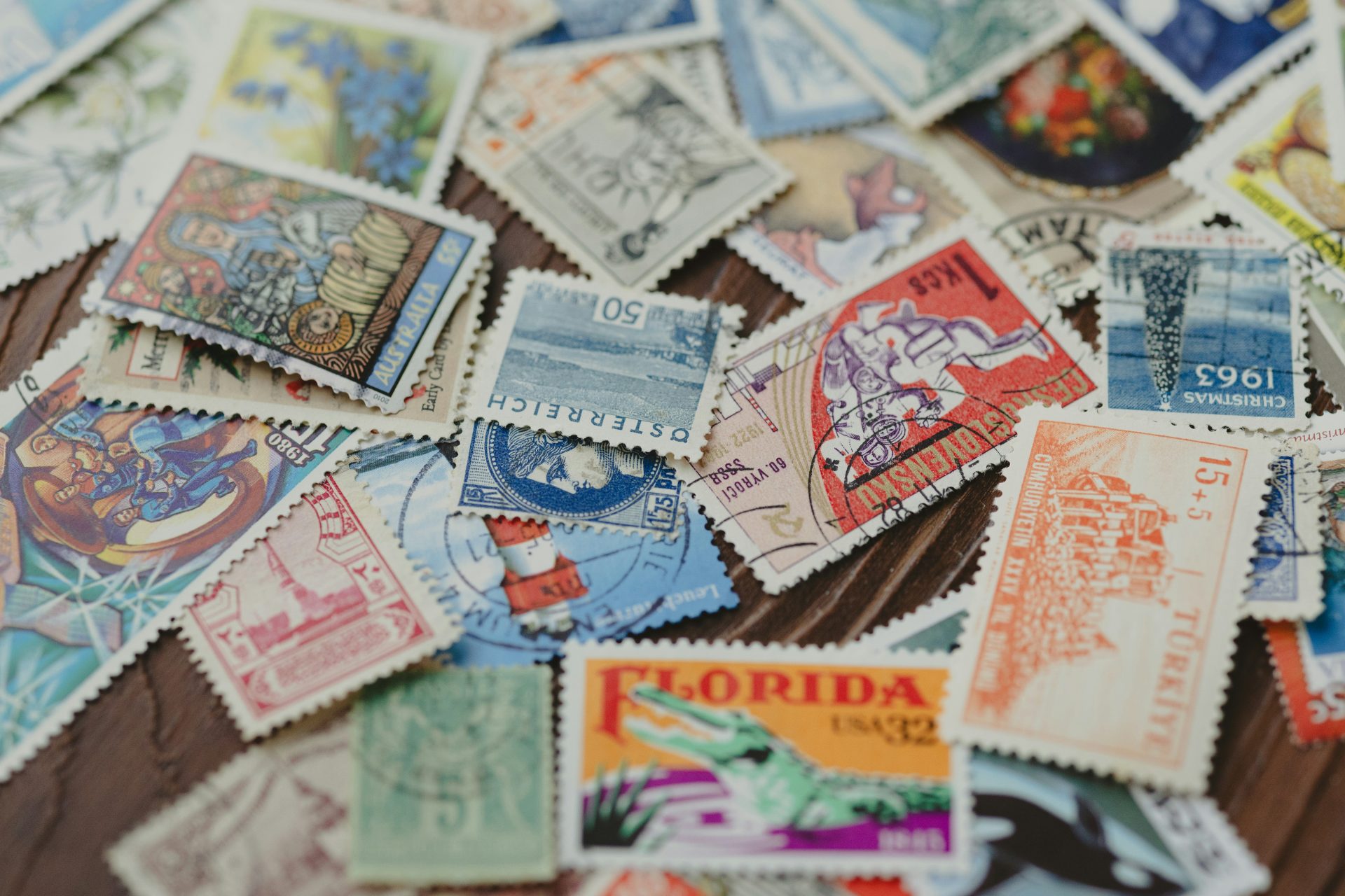 Eine Sammlung historischer Briefmarken aus verschiedenen Ländern.