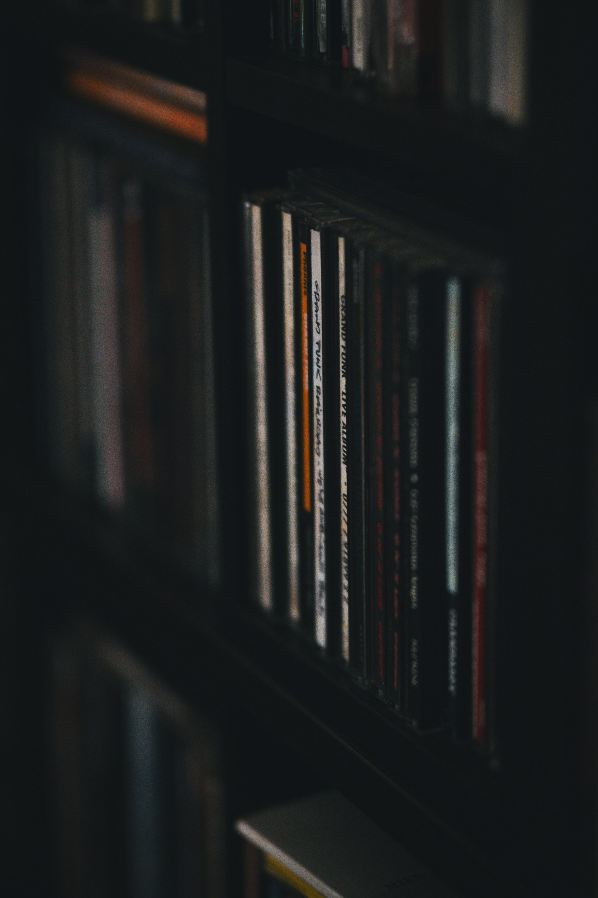 Ein Bücherregal voller Bücher in einem dunklen Raum